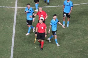 ΦΩΤΟΣ/Ο Ρομπέρζ έδειχνε τον… γκαφατζή βοηθό στον διαιτητή!
