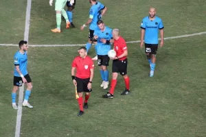 ΦΩΤΟΣ/Ο Ρομπέρζ έδειχνε τον… γκαφατζή βοηθό στον διαιτητή!
