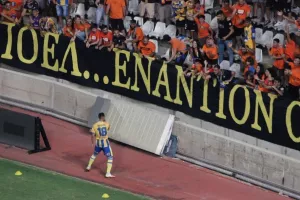 ΦΩΤΟΣ/Σατσιάς μετά την ανανέωση: Γκολ, μασκοφόρος και υπόκλιση στους πορτοκαλί!