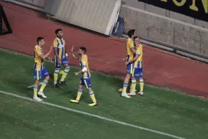 ΦΩΤΟΣ/Σατσιάς μετά την ανανέωση: Γκολ, μασκοφόρος και υπόκλιση στους πορτοκαλί!
