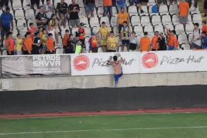 ΦΩΤΟΣ/Ο Κωνσταντίνος ζήτησε και πήρε φανέλα… Κρέσπο
