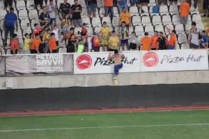 ΦΩΤΟΣ/Ο Κωνσταντίνος ζήτησε και πήρε φανέλα… Κρέσπο