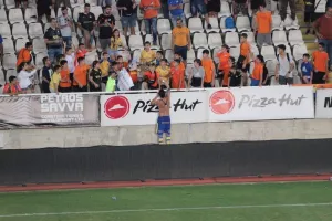 ΦΩΤΟΣ/Ο Κωνσταντίνος ζήτησε και πήρε φανέλα… Κρέσπο