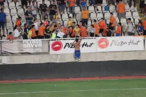 ΦΩΤΟΣ/Ο Κωνσταντίνος ζήτησε και πήρε φανέλα… Κρέσπο
