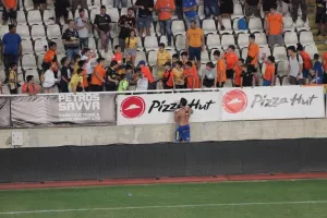 ΦΩΤΟΣ/Ο Κωνσταντίνος ζήτησε και πήρε φανέλα… Κρέσπο