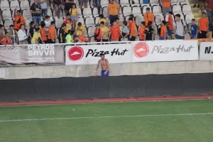 ΦΩΤΟΣ/Ο Κωνσταντίνος ζήτησε και πήρε φανέλα… Κρέσπο