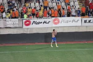 ΦΩΤΟΣ/Ο Κωνσταντίνος ζήτησε και πήρε φανέλα… Κρέσπο