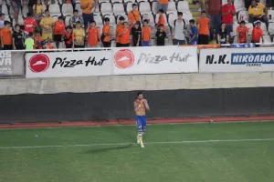 ΦΩΤΟΣ/Ο Κωνσταντίνος ζήτησε και πήρε φανέλα… Κρέσπο