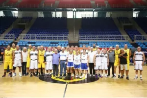Συγκίνηση και θέαμα στο φιλικό των παλαιμάχων της ΑΕΚ με τον Ιωνικό