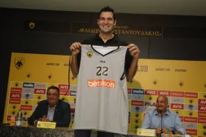 Παρουσιάστηκαν οι πέντε νέες φανέλες της ΑΕΚ