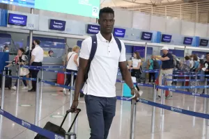 Αναχώρησε για την Γαλλία, μαζί με την αποστολή και ο Μπα