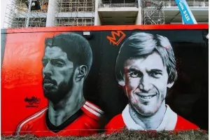 Μαγικά γκράφιτι 14 θρύλων της Λίβερπουλ έξω από το Άνφιλντ!