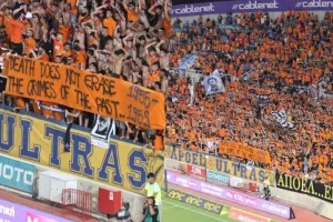 Υποδοχή από Πορτοκαλί και μήνυμα για Ελισάβετ/"Ο θάνατος δεν σβήνει τα εγκλήματα..." (φώτος/βίντεο)