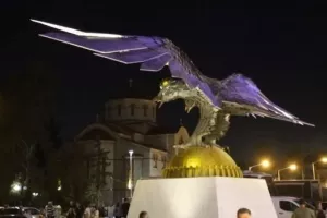 Άναψαν οι δάδες και φωτίστηκε ο ατσάλινος Δικέφαλος Αετός στην OPAP Arena! 