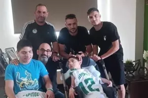 Ο "Χάμπος" επισκέφθηκε τα δίδυμα αδέρφια και χάρισε φανέλες της Ομόνοιας! (φώτος)