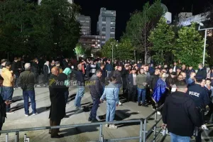 Ουρές Κοσοβάρων εκτός του Fadil Vokrri (φώτος)