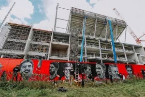 Μαγικά γκράφιτι 14 θρύλων της Λίβερπουλ έξω από το Άνφιλντ!