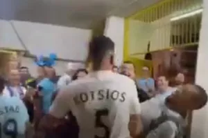 "Ντου" Παφιτών σε Ζάιρο: Τον σήκωσαν πάνω τους! (βίντεο)