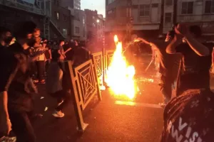 Το Ιράν στις φλόγες: Γιγαντώνεται η εξέγερση κατά της μαντίλας