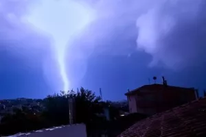 Βουλγαρία: Τρεις νεκροί από πτώση κεραυνού στο κέντρο της Σόφιας