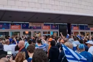 Ελληνικό πάρτι στο Βερολίνο: "Ελλάς ολέ ολέ, δεν σταματώ να τραγουδώ ποτέ!" (βίντεο)