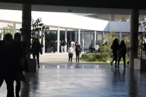 Διευθυντής απέβαλε 60 μαθητές για την εμφάνιση τους