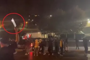 Οπαδοί της Φενέρ πήγαν έξω από το γήπεδο της Μπεσίκτας με καπνογόνα και... μπαλτά!