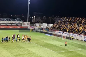 Yψωμένες γροθιές και... ΑΕΛίστικη περηφάνια! (βίντεο kerkida)