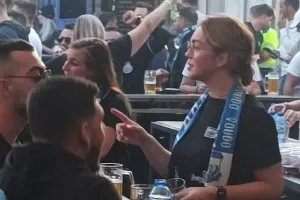 Η Ολλανδέζα bar woman στα μπλε του Απόλλωνα