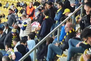 Αρκετές σημαίες του ψευδοκράτους στην κερκίδα/φώτος