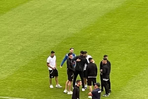 Αγκαλιές με τον... δικό τους οι παίκτες του ΑΠΟΕΛ (φώτος)