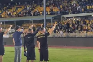 Υψωσαν γροθιές μπροστά από την Θύρα 3: "Σε γνωρίζω απ' την φανέλα..." (βίντεο/φώτος)