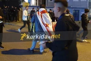 Σημαίες του ψευδοκράτους και κασκόλ προς πώληση έξω από το γήπεδο
