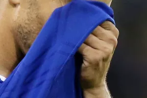 Σκυμμένα κεφάλια, σκυθρωπά πρόσωπα!