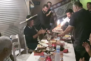 Γιόρτασε... στα μεξικάνικα ο κόουτς! (Φώτος/Βίντεο)