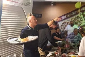 Γιόρτασε... στα μεξικάνικα ο κόουτς! (Φώτος/Βίντεο)