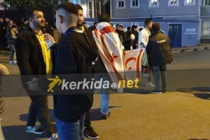 Σημαίες του ψευδοκράτους και κασκόλ προς πώληση έξω από το γήπεδο