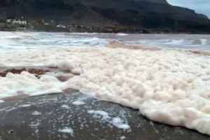 Γιατί άφρισε η θάλασσα στην Κρήτη μετά τη σφοδρή κακοκαιρία - Η εξήγηση των επιστημόνων
