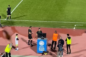 Κόκκινη κάρτα στον Σαραβάνια, τελικά κίτρινη μέσω Οn-Field Review