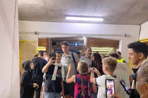 Οι Παφίτες μαζεύουν αυτόγραφα και selfies και... περιμένουν! (φώτος)