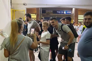 Οι Παφίτες μαζεύουν αυτόγραφα και selfies και... περιμένουν! (φώτος)