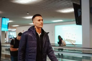 Άφιξη αποστολής στο Άμστερνταμ με συνθήματα (βίντεο)