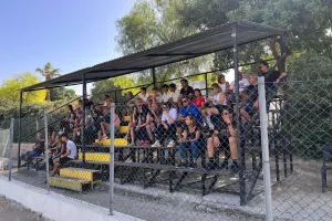 (Κ16) Βυσσινί "τριάρα"