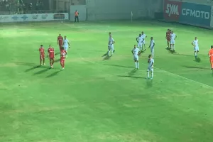 Οn field review για πέναλτι και... τελικά οφσάιντ 