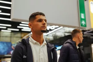 Άφιξη αποστολής στο Άμστερνταμ με συνθήματα (βίντεο)