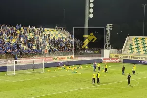 (Φώτος) Άσχημες εικόνες - Καρέκλες στον αγωνιστικό χώρο μετά το τέλος 