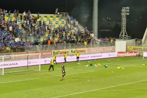 (Φώτος) Άσχημες εικόνες - Καρέκλες στον αγωνιστικό χώρο μετά το τέλος 