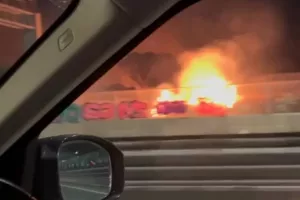Φωτιά έξω από το ΓΣΠ/ Επηρεάστηκαν οχήματα - Αυτοκίνητο πήρε φωτιά ενώ ήταν σε κίνηση