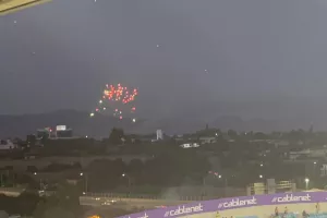 Με πυροτεχνήματα οι ΑΕΛίστες έξω από την Βόρεια (φώτος)