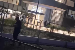 (Φώτος) Περιμένουν την αποστολή της Γιουνάιτεντ, περίφραξη έξω από το ξενοδοχείο! 